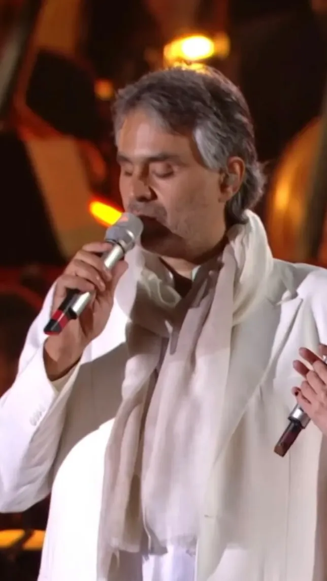 Andrea Bocelli performing Con te partirò by candlelight